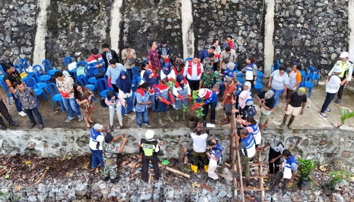 Jaga Alam Tetap Lestari, Pertamina Patra Niaga Regional Papua Maluku Tanam 3.000 Bibit Mangrove di Pantai Batu Licin