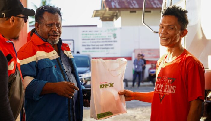 Tak Hanya Sidak, Pertamina Juga Bagi-bagi Takjil Gratis di Sekitaran SPBU Nabire