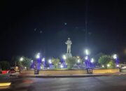 Nuansa Lebaran di Ambon, Lampu Hias Berlafadz ‘Allah’ dan ‘Muhammad’ Dipasang Mengitari Patung Leimena