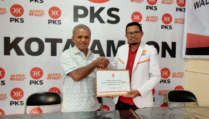 Serius Bertarung, Yusuf Wally Kembalikan Formulir Pendaftaran Bakal Calon Wawali Kota Ambon di PKS