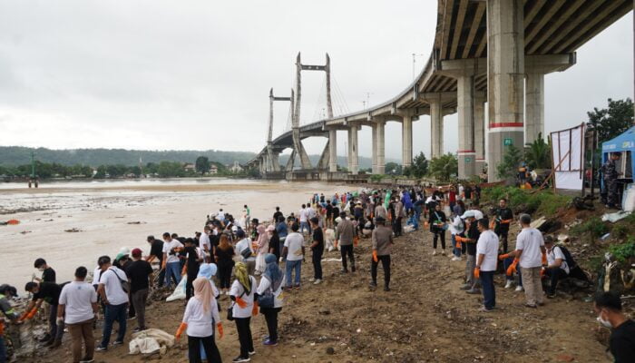 6 Ton Sampah Berhasil Diangkut dari Pesisir Pantai Galala Ambon Berkat Kolaborasi PLN UIW MMU dan MCC