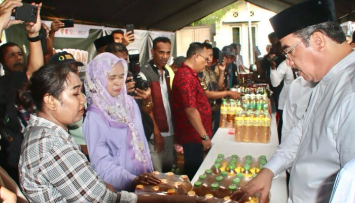 Hadiri Safari Ramadan di Hitulama, Lewerissa Borong Kebutuhan Pokok tuk Dibagikan ke Warga