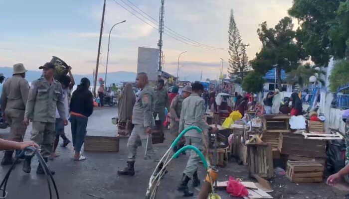 Wali Kota Ambon Turun Tangan Tertibkan Kawasan Pantai Mardika, Ada Pedagang yang Suka Rela Bongkar Lapak Sendiri