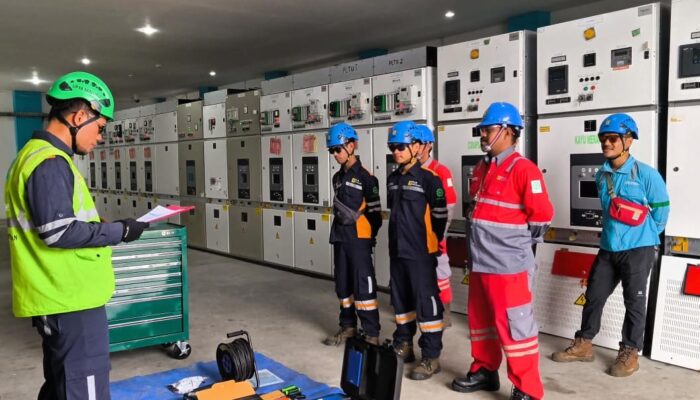 Jaga Keandalan Listrik Idul Adha, PLN ULTG Ternate Lakukan Pemeliharaan Transmisi dan Uji Proteksi System