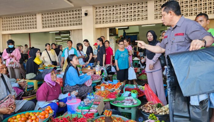 DLH Maluku Edukasi Pedagang Pasar Mardika soal Sampah: Bersih Itu Tanggung Jawab Bersama