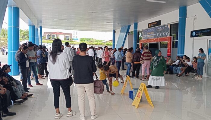 Turut Berduka, Ratusan Warga Maluku Tenggara Antar Jenazah Mahasiswa KKN UGM yang Tenggelam ke Bandara Karel Sadsuitubun Ibra