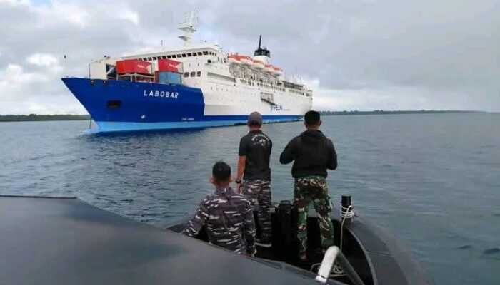 KM Labobar yang Kandas di Perairan Tual Akhirnya Berlayar Menuju Dobo Kepulauan Aru Maluku Setelah 10 Jam Terombang-Ambing di Laut