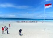 Bendera Merah Putih Dikibarkan di Pantai Metro Ohoi Madwaer Maluku Tenggara