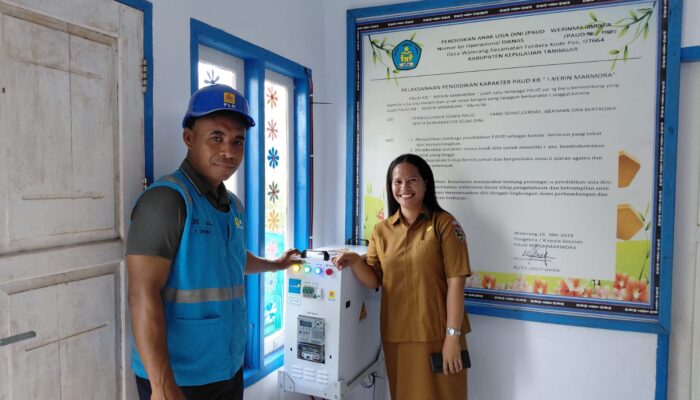 Terus Konsisten, PLN UIW MMU Hadirkan SuperSUN di Desa Masapun demi Masa Depan Anak Negeri