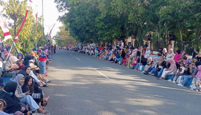 Gerak Jalan Indah Warnai Kota Tual, Antusiasme Warga Membanjiri Jalanan
