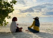 Menikmati Sore dan Cita Rasa Lokal di Pantai Ngurbloat, Pasir Terhalus di Dunia