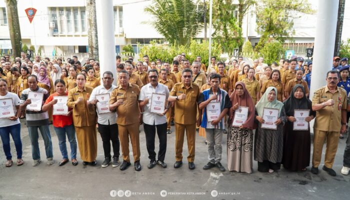 Pemkot Ambon Salurkan Bantuan Rp195 Juta untuk Korban Kebakaran dan Longsor