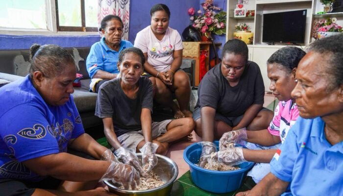 Inovasi Energi Bersih dan Pemberdayaan Mama-mama Papua Dorong Olahan Ikan Asar Jayapura Tembus Pasar Lebih Luas