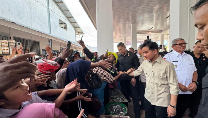 Disambut Hangat Warga, Wapres Gibran Tinjau Pasar Langgur dan Serap Aspirasi Pedagang