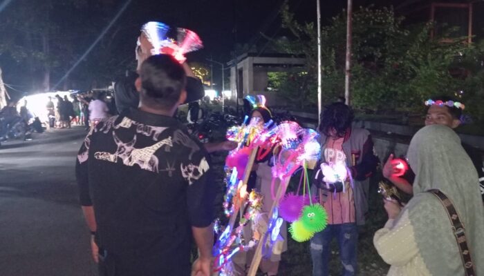 Pedagang Ornamen Tahun Baru di Landmark Langgur Maluku Ngeluh Omset Menurun