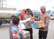 Peduli Sesama, Personil Polairud Polres Kota Tual Bagi Makanan Gratis