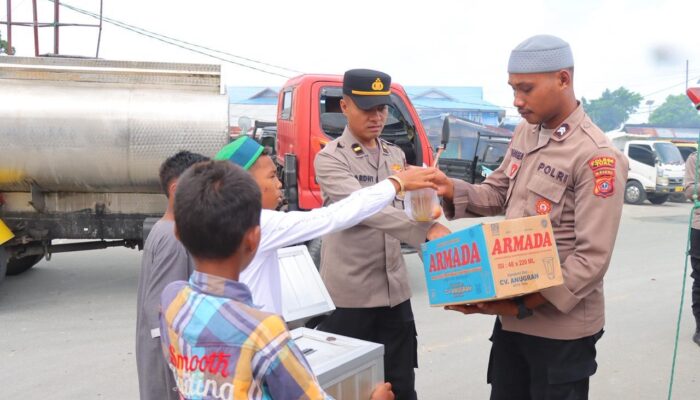Peduli Sesama, Personil Polairud Polres Kota Tual Bagi Makanan Gratis