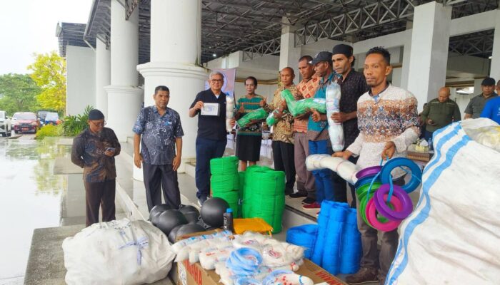 Serahkan Bantuan Perikanan, Bupati Maluku Tenggara Minta Dinas Wajib Monitoring Jangan Sampai Dijual