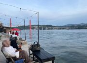 Pantai Rumah Tiga, Ruang Sore Favorit Warga Menikmati Senja Teluk Ambon