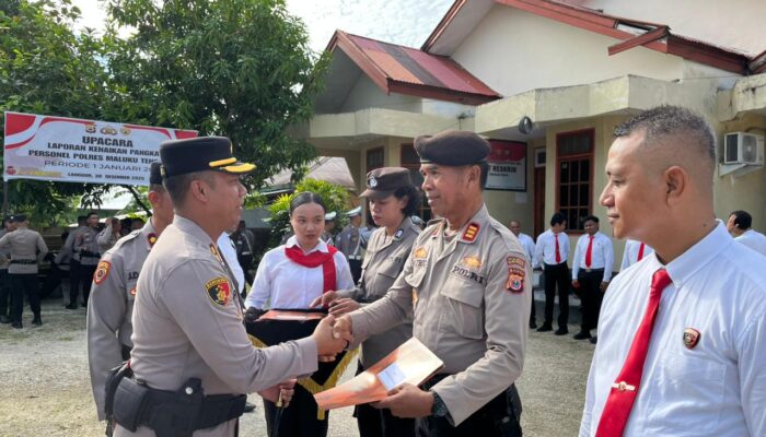 Kapolres Maluku Tenggara Beri Penghargaan kepada 21 Personel Berprestasi