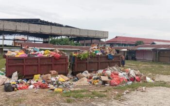 Baru Saja Dibersihkan, Sampah di Pasar Langgur Maluku Malah Menggunung Tinggi