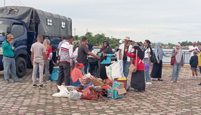 Wawali Tual Pimpin Gerakan Bersih Pantai Kiom, Indonesia Asri Jadi Misi