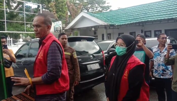 Kejari Tual Serahkan Dua Tersangka Kasus Dugaan Korupsi Dana Perumahan ke Kejati Maluku