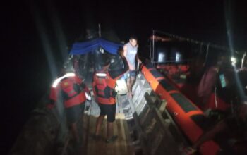 Respons Cepat Tim SAR, 9 Penumpang Kapal Mati Mesin di Laut Aru Selamat Dievakuasi