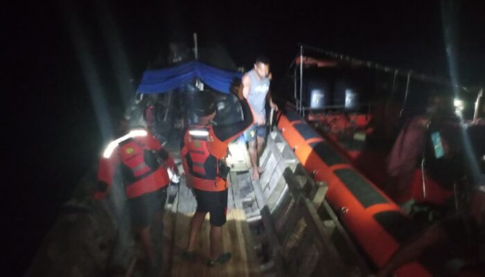 Respons Cepat Tim SAR, 9 Penumpang Kapal Mati Mesin di Laut Aru Selamat Dievakuasi