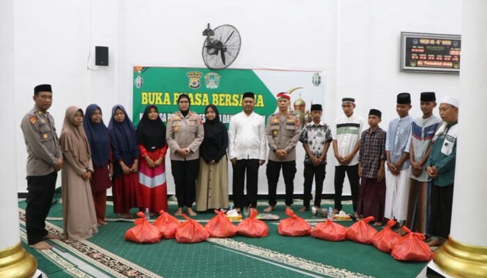Berbagi di Ramadan, Polres Buru Santuni Anak Yatim dan Pererat Kedekatan dengan Warga