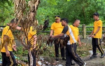 Diperintahkan Prabowo, Polres Kota Tual Langsung Bersihkan Sampah dengan Kurve Massal