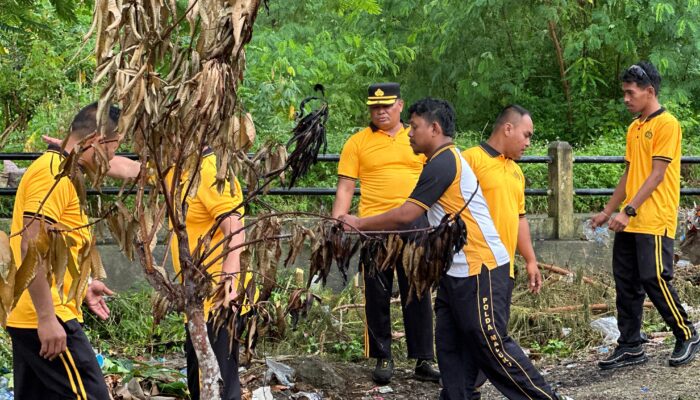 Diperintahkan Prabowo, Polres Kota Tual Langsung Bersihkan Sampah dengan Kurve Massal
