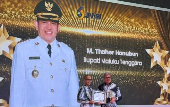 Bupati Maluku Tenggara Raih Penghargaan Golden Leader Berkat Fokus pada Pariwisata, Budaya, dan UMKM
