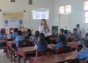 Akademisi Universitas Caritas Indonesia Sambangi SMPN 1 Ambon Bahas Cyber Bullying