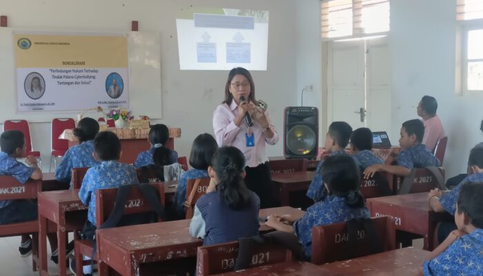 Akademisi Universitas Caritas Indonesia Sambangi SMPN 1 Ambon Bahas Cyber Bullying