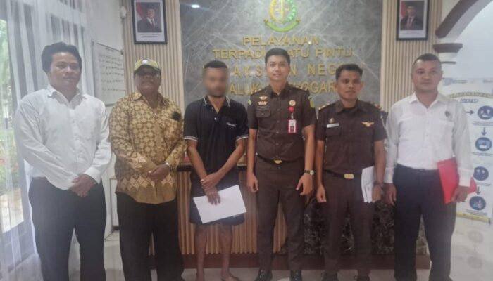 Polres Maluku Tenggara Serahkan Tersangka Kasus Sajam di Landmark Langgur ke Kejari
