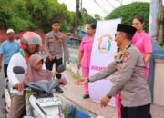 Kapolres Tual dan Bhayangkari Bagi-bagi Takjil untuk Pengguna Jalan
