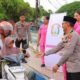 Kapolres Tual dan Bhayangkari Bagi-bagi Takjil untuk Pengguna Jalan