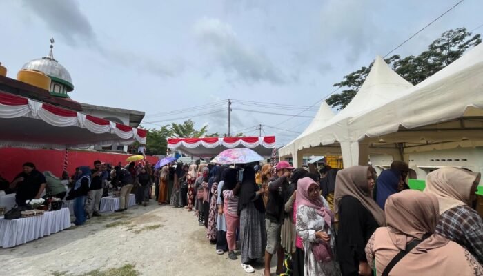 Ratusan Warga Serbu Pasar Murah Pemkot Ambon, Paket Sembako Cuma Rp50 Ribu