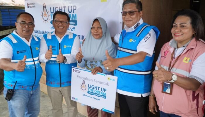 Ramadan Penuh Berkah, 100 Keluarga di Maluku dan Malut Kini Nikmati Sambungan Listrik Mandiri dari PLN