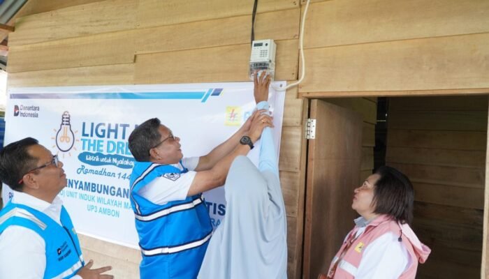 Program Light Up The Dream PLN Hadirkan Sambungan Listrik Gratis bagi 26 KK di Ambon