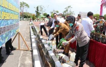 Polres Buru Musnahkan 2.169 Liter Miras Ilegal, 3 Desa Teridentifikasi jadi Sumber Produksi Sopi Terbanyak