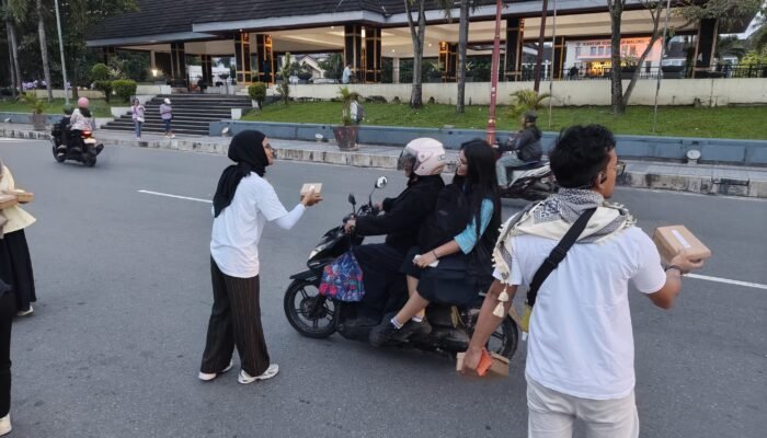 Komunitas Narasi Maluku Rayakan HUT ke-8 dengan Berbagi Takjil Ramadan