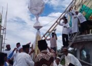 Polsek Tayando Maluku Bantu Pasang Tiang Alif, Bukti Sinergitas Polri dan Masyarakat