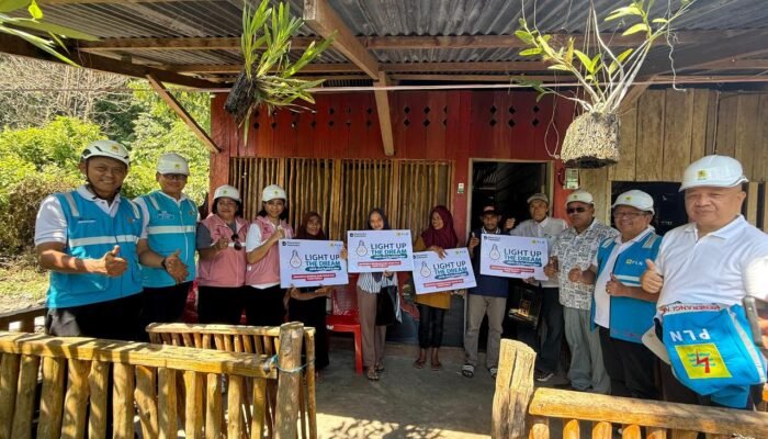 PLN UIW MMU dan Kementerian ESDM Nyalakan Bantuan Listrik untuk Warga Desa Saleman