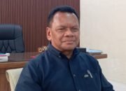 Sabet Penghargaan dari Kemendagri, Ketua DPRD Malra Apresiasi Kinerja Pemkab Maluku Tenggara   Langgur, Jendelamaluku.com – Dewan Perwakilan Rakyat Daerah (DPRD) Kabupaten Maluku Tenggara (Malra) memberikan apresiasi terhadap kinerja Pemkab Malra yang menyabet penghargaan sebagai salah satu pemerintah daerah terbaik dalam kategori Pengendalian Inflasi.  Penghargaan langsung diberikan oleh Mendagri Tito Karnavian ini, diberikan pada ajang bergengsi Apresiasi Pemerintah Daerah Berprestasi 2026 Regional Nusa Tenggara dan Maluku yang diselenggarakan Kementerian Dalam Negeri (Kemendagri) di Lombok, Selasa (19/5/2026).  Malra meraih predikat Terbaik III tingkat kabupaten dan memperoleh insentif fiskal sebesar Rp. 1 miliar untuk mendukung program pembangunan daerah.   Ketua DPRD Malra Stepanus Layanan mengatakan,  bahwa kinerja Bupati dan jajaran sangat cepat tanggap terhadap dinamika inflasi daerah.  “Dari 11 Kabupaten Kota di Provinsi Maluku hanya Malra dan Kota Tual yang mendapatkan penghargaan tersebut, tentunya kami merasa bangga dengan prestasi tersebut,” ungkapnya, Jumat (22/5/2026).  Menurutnya, dengan situasi efisiensi anggaran namun Pemkab Malra mampu bergerak cepat menurunkan angka Inflasi.  “Kami mengapresiasi kinerja Bupati Malra, Tim Pengendali Inflasi Daerah (TPID) dan Koordinasi lintas Organis Perangkat Daerah (OPD) yang berjalan maksimal,” ujar Stepanus.  Paling tidak, lanjutnya Malra dan Kota Tual membawa nama baik Pemprov Maluku di kancah Nasional.  “Semoga torehan prestasi tetap diraih Pemkab Malra,  DPRD akan terus mendukung dan mendorong pelaksanaan program pemerintah daerah hingga ke tingkat paling bawah,” pungaksnya.