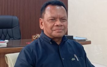 Sabet Penghargaan dari Kemendagri, Ketua DPRD Malra Apresiasi Kinerja Pemkab Maluku Tenggara Langgur, Jendelamaluku.com – Dewan Perwakilan Rakyat Daerah (DPRD) Kabupaten Maluku Tenggara (Malra) memberikan apresiasi terhadap kinerja Pemkab Malra yang menyabet penghargaan sebagai salah satu pemerintah daerah terbaik dalam kategori Pengendalian Inflasi. Penghargaan langsung diberikan oleh Mendagri Tito Karnavian ini, diberikan pada ajang bergengsi Apresiasi Pemerintah Daerah Berprestasi 2026 Regional Nusa Tenggara dan Maluku yang diselenggarakan Kementerian Dalam Negeri (Kemendagri) di Lombok, Selasa (19/5/2026). Malra meraih predikat Terbaik III tingkat kabupaten dan memperoleh insentif fiskal sebesar Rp. 1 miliar untuk mendukung program pembangunan daerah. Ketua DPRD Malra Stepanus Layanan mengatakan, bahwa kinerja Bupati dan jajaran sangat cepat tanggap terhadap dinamika inflasi daerah. “Dari 11 Kabupaten Kota di Provinsi Maluku hanya Malra dan Kota Tual yang mendapatkan penghargaan tersebut, tentunya kami merasa bangga dengan prestasi tersebut,” ungkapnya, Jumat (22/5/2026). Menurutnya, dengan situasi efisiensi anggaran namun Pemkab Malra mampu bergerak cepat menurunkan angka Inflasi. “Kami mengapresiasi kinerja Bupati Malra, Tim Pengendali Inflasi Daerah (TPID) dan Koordinasi lintas Organis Perangkat Daerah (OPD) yang berjalan maksimal,” ujar Stepanus. Paling tidak, lanjutnya Malra dan Kota Tual membawa nama baik Pemprov Maluku di kancah Nasional. “Semoga torehan prestasi tetap diraih Pemkab Malra, DPRD akan terus mendukung dan mendorong pelaksanaan program pemerintah daerah hingga ke tingkat paling bawah,” pungaksnya.