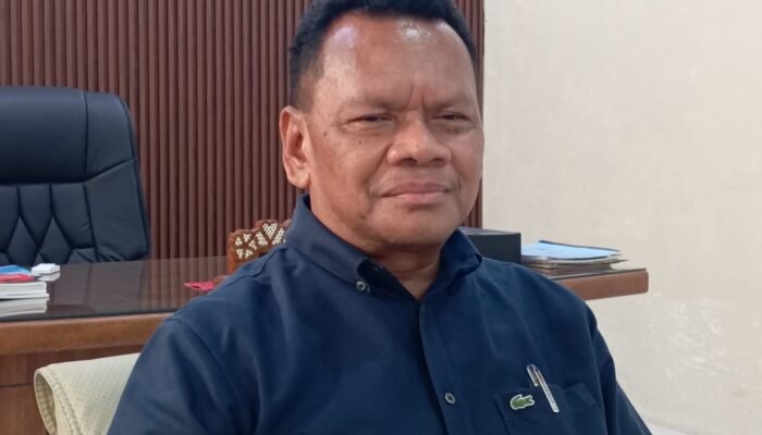 Sabet Penghargaan dari Kemendagri, Ketua DPRD Malra Apresiasi Kinerja Pemkab Maluku Tenggara   Langgur, Jendelamaluku.com – Dewan Perwakilan Rakyat Daerah (DPRD) Kabupaten Maluku Tenggara (Malra) memberikan apresiasi terhadap kinerja Pemkab Malra yang menyabet penghargaan sebagai salah satu pemerintah daerah terbaik dalam kategori Pengendalian Inflasi.  Penghargaan langsung diberikan oleh Mendagri Tito Karnavian ini, diberikan pada ajang bergengsi Apresiasi Pemerintah Daerah Berprestasi 2026 Regional Nusa Tenggara dan Maluku yang diselenggarakan Kementerian Dalam Negeri (Kemendagri) di Lombok, Selasa (19/5/2026).  Malra meraih predikat Terbaik III tingkat kabupaten dan memperoleh insentif fiskal sebesar Rp. 1 miliar untuk mendukung program pembangunan daerah.   Ketua DPRD Malra Stepanus Layanan mengatakan,  bahwa kinerja Bupati dan jajaran sangat cepat tanggap terhadap dinamika inflasi daerah.  “Dari 11 Kabupaten Kota di Provinsi Maluku hanya Malra dan Kota Tual yang mendapatkan penghargaan tersebut, tentunya kami merasa bangga dengan prestasi tersebut,” ungkapnya, Jumat (22/5/2026).  Menurutnya, dengan situasi efisiensi anggaran namun Pemkab Malra mampu bergerak cepat menurunkan angka Inflasi.  “Kami mengapresiasi kinerja Bupati Malra, Tim Pengendali Inflasi Daerah (TPID) dan Koordinasi lintas Organis Perangkat Daerah (OPD) yang berjalan maksimal,” ujar Stepanus.  Paling tidak, lanjutnya Malra dan Kota Tual membawa nama baik Pemprov Maluku di kancah Nasional.  “Semoga torehan prestasi tetap diraih Pemkab Malra,  DPRD akan terus mendukung dan mendorong pelaksanaan program pemerintah daerah hingga ke tingkat paling bawah,” pungaksnya.