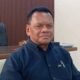 Sabet Penghargaan dari Kemendagri, Ketua DPRD Malra Apresiasi Kinerja Pemkab Maluku Tenggara   Langgur, Jendelamaluku.com – Dewan Perwakilan Rakyat Daerah (DPRD) Kabupaten Maluku Tenggara (Malra) memberikan apresiasi terhadap kinerja Pemkab Malra yang menyabet penghargaan sebagai salah satu pemerintah daerah terbaik dalam kategori Pengendalian Inflasi.  Penghargaan langsung diberikan oleh Mendagri Tito Karnavian ini, diberikan pada ajang bergengsi Apresiasi Pemerintah Daerah Berprestasi 2026 Regional Nusa Tenggara dan Maluku yang diselenggarakan Kementerian Dalam Negeri (Kemendagri) di Lombok, Selasa (19/5/2026).  Malra meraih predikat Terbaik III tingkat kabupaten dan memperoleh insentif fiskal sebesar Rp. 1 miliar untuk mendukung program pembangunan daerah.   Ketua DPRD Malra Stepanus Layanan mengatakan,  bahwa kinerja Bupati dan jajaran sangat cepat tanggap terhadap dinamika inflasi daerah.  “Dari 11 Kabupaten Kota di Provinsi Maluku hanya Malra dan Kota Tual yang mendapatkan penghargaan tersebut, tentunya kami merasa bangga dengan prestasi tersebut,” ungkapnya, Jumat (22/5/2026).  Menurutnya, dengan situasi efisiensi anggaran namun Pemkab Malra mampu bergerak cepat menurunkan angka Inflasi.  “Kami mengapresiasi kinerja Bupati Malra, Tim Pengendali Inflasi Daerah (TPID) dan Koordinasi lintas Organis Perangkat Daerah (OPD) yang berjalan maksimal,” ujar Stepanus.  Paling tidak, lanjutnya Malra dan Kota Tual membawa nama baik Pemprov Maluku di kancah Nasional.  “Semoga torehan prestasi tetap diraih Pemkab Malra,  DPRD akan terus mendukung dan mendorong pelaksanaan program pemerintah daerah hingga ke tingkat paling bawah,” pungaksnya.