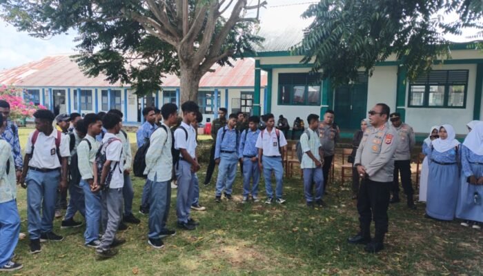 Kunjungi SMPN 7 Tual, Direktur Binmas Maluku Ajak Siswa Bijak Gunakan Sosial Media